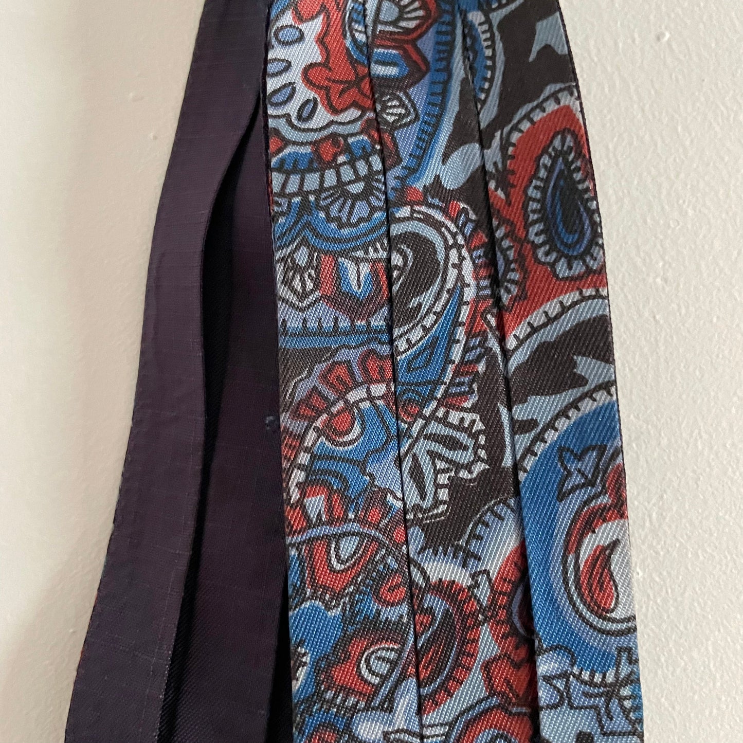 Vintage Unbranded Blue and red paisley patterned cravat ascot with purple lining