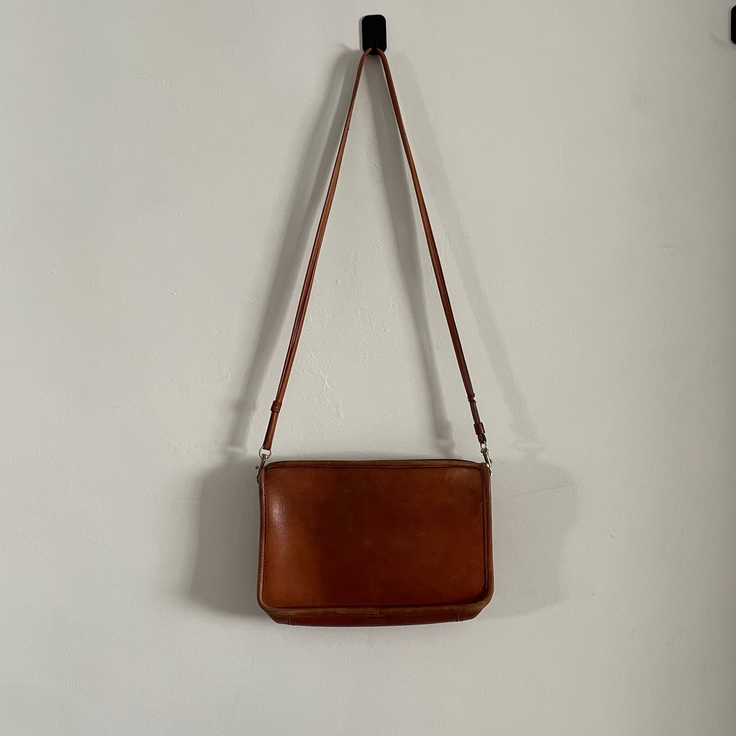 Vintage Tan Leather Piped Simple Double Strap Shoulder Bag