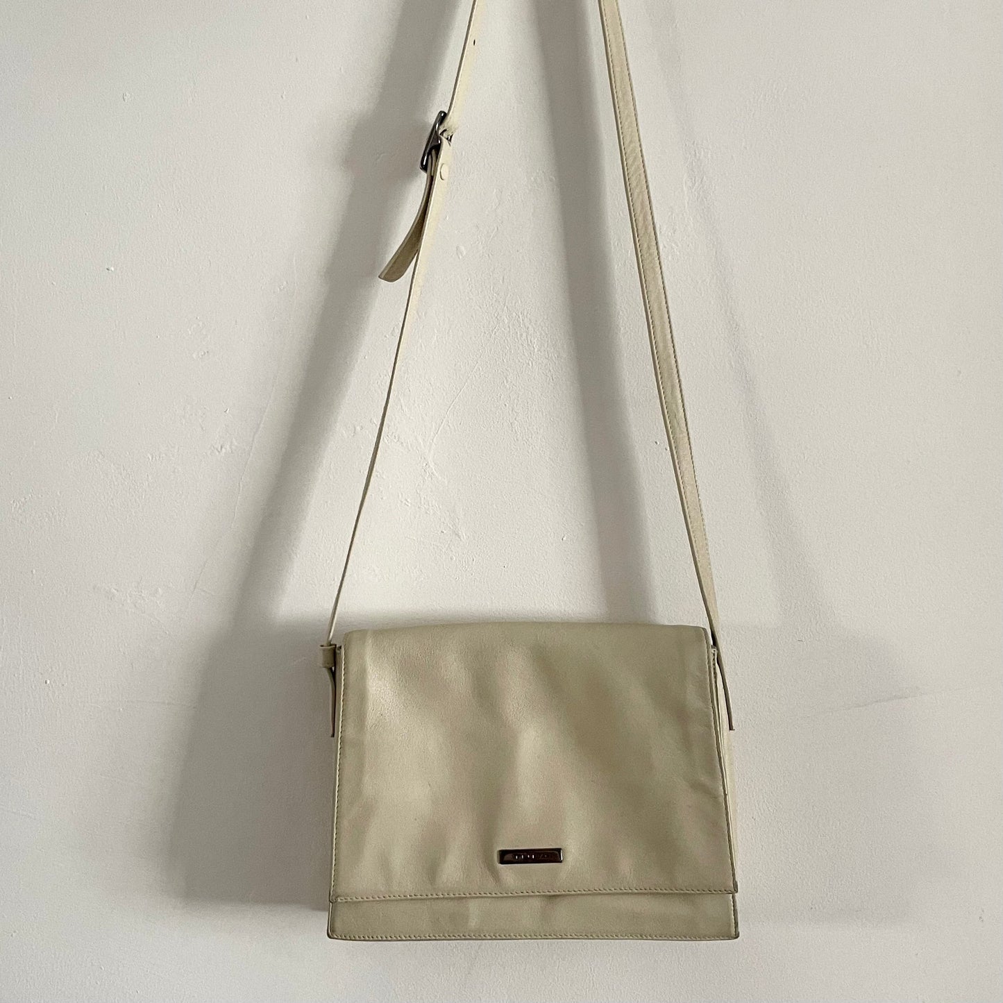 Vintage Cream Tula Leather Three Compartment Shoulder Bag