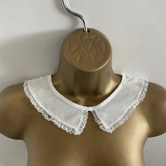 Antique White Ribbed Pointed collar with lace trim