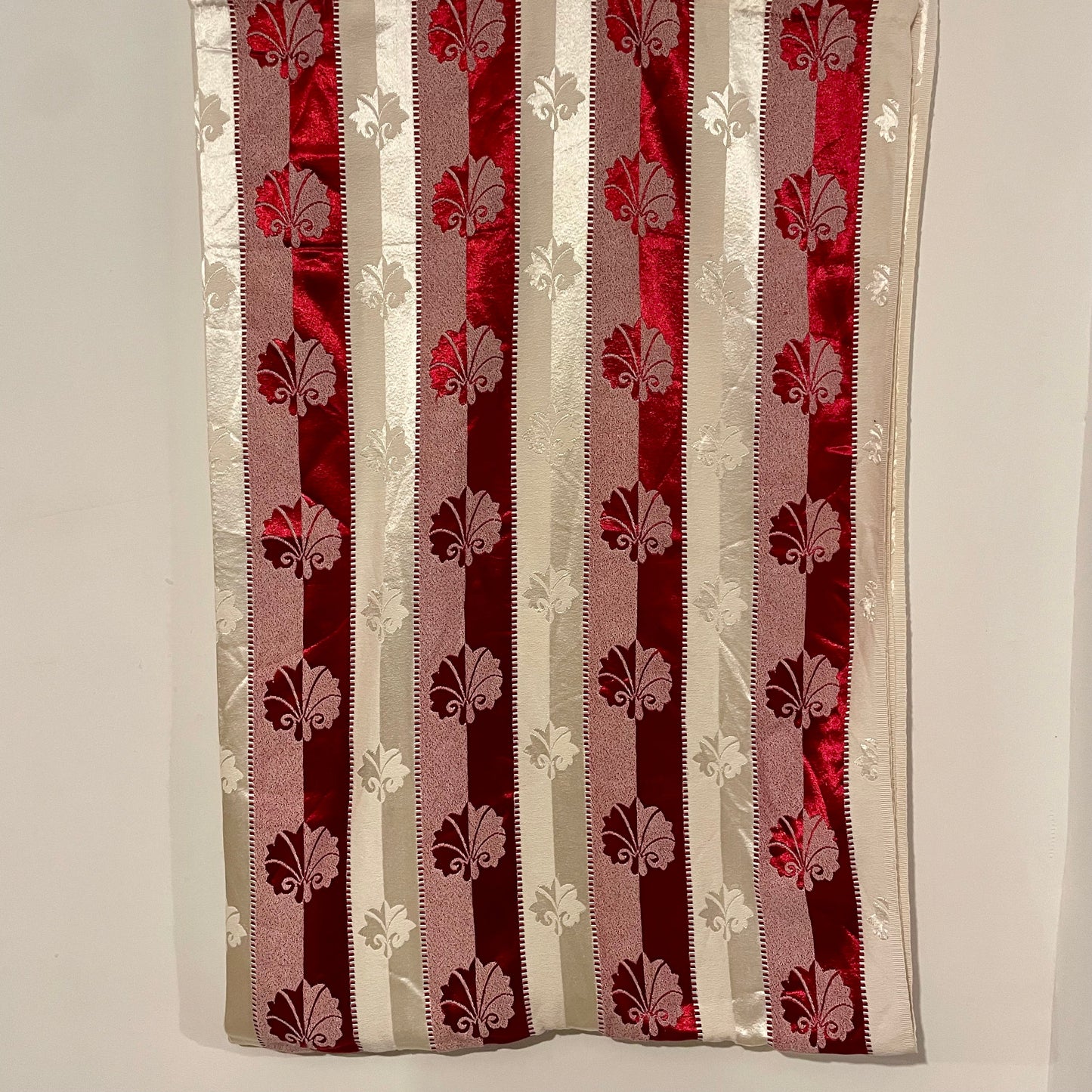 Fabric Vintage Patterned Red White Sheen Stripe Tablecloth 117x179 cm