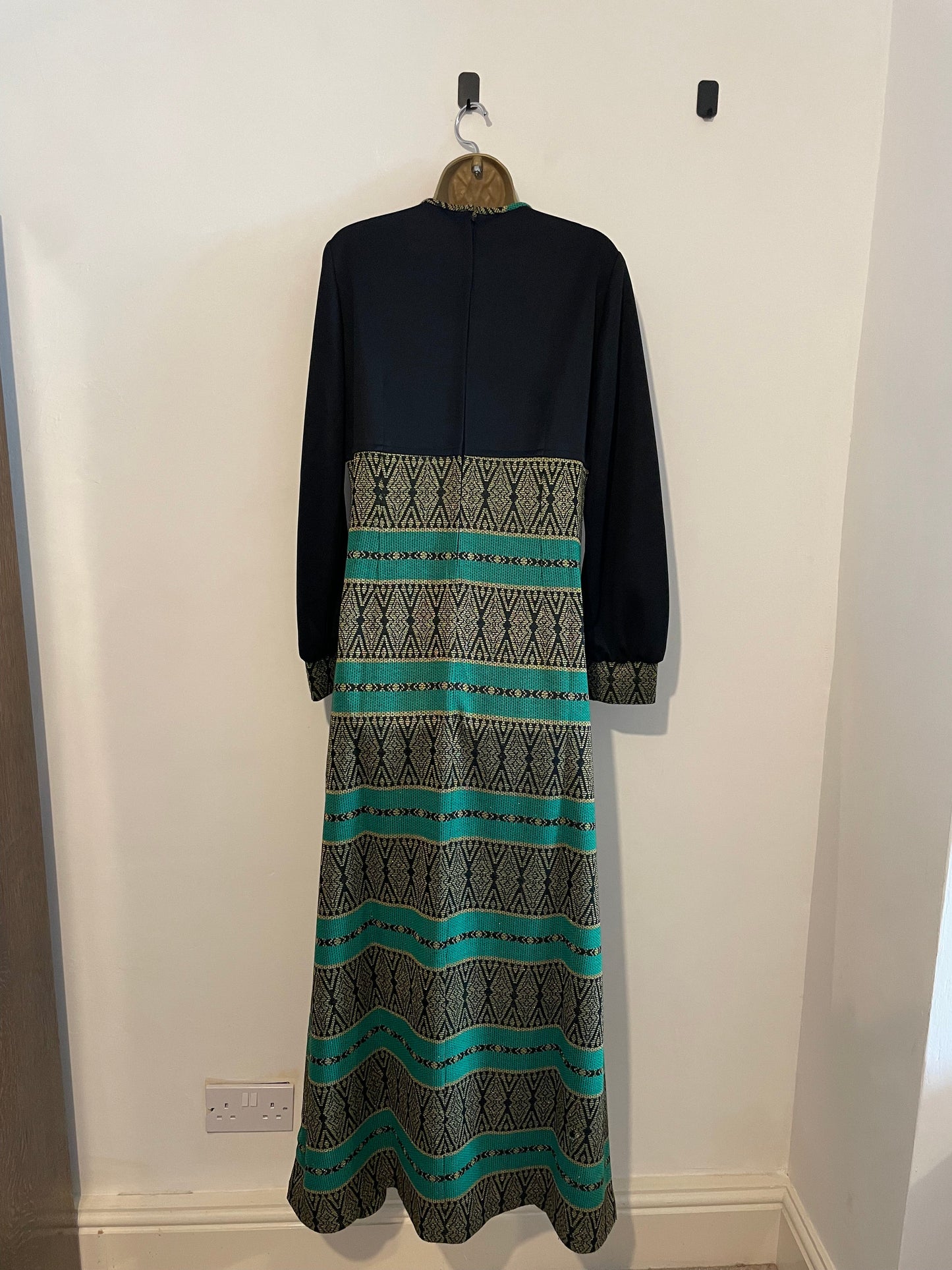 Dress Vintage Black Green & Gold Knitted Long Sleeve Patterned 70s Dress