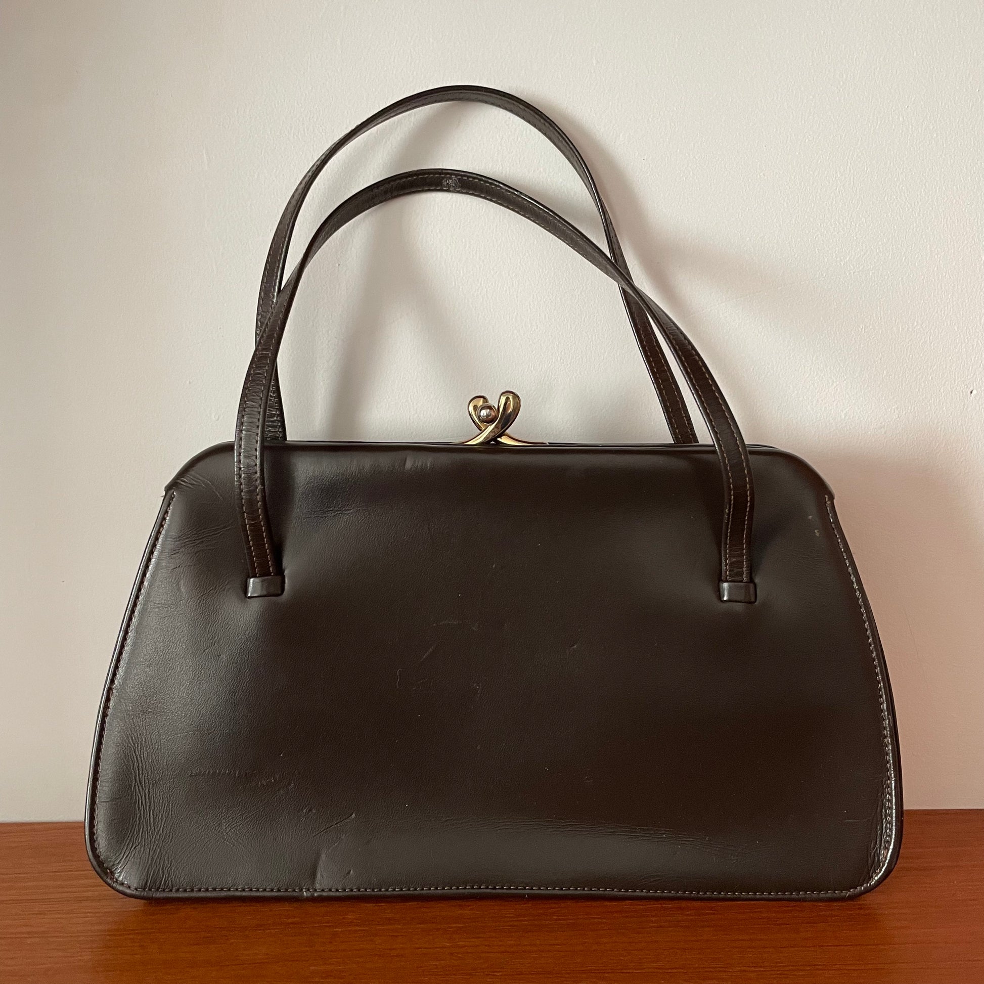 Elegant Beautiful Brown Leather Peter M Alan Of London Handbag Top Handle, showcasing timeless craftsmanship and style.