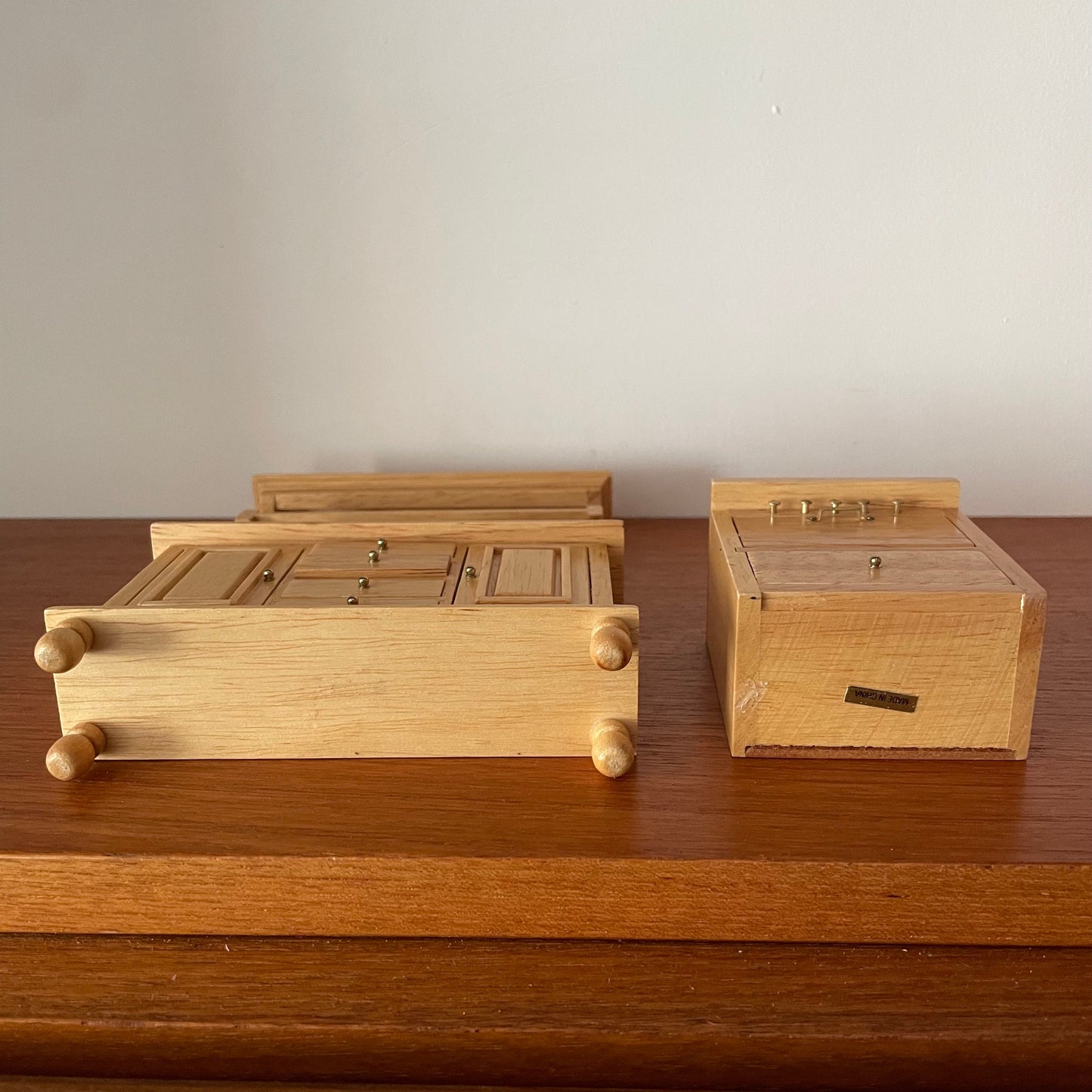 Dolls House Furniture Wooden Sideboard and Cooker Set