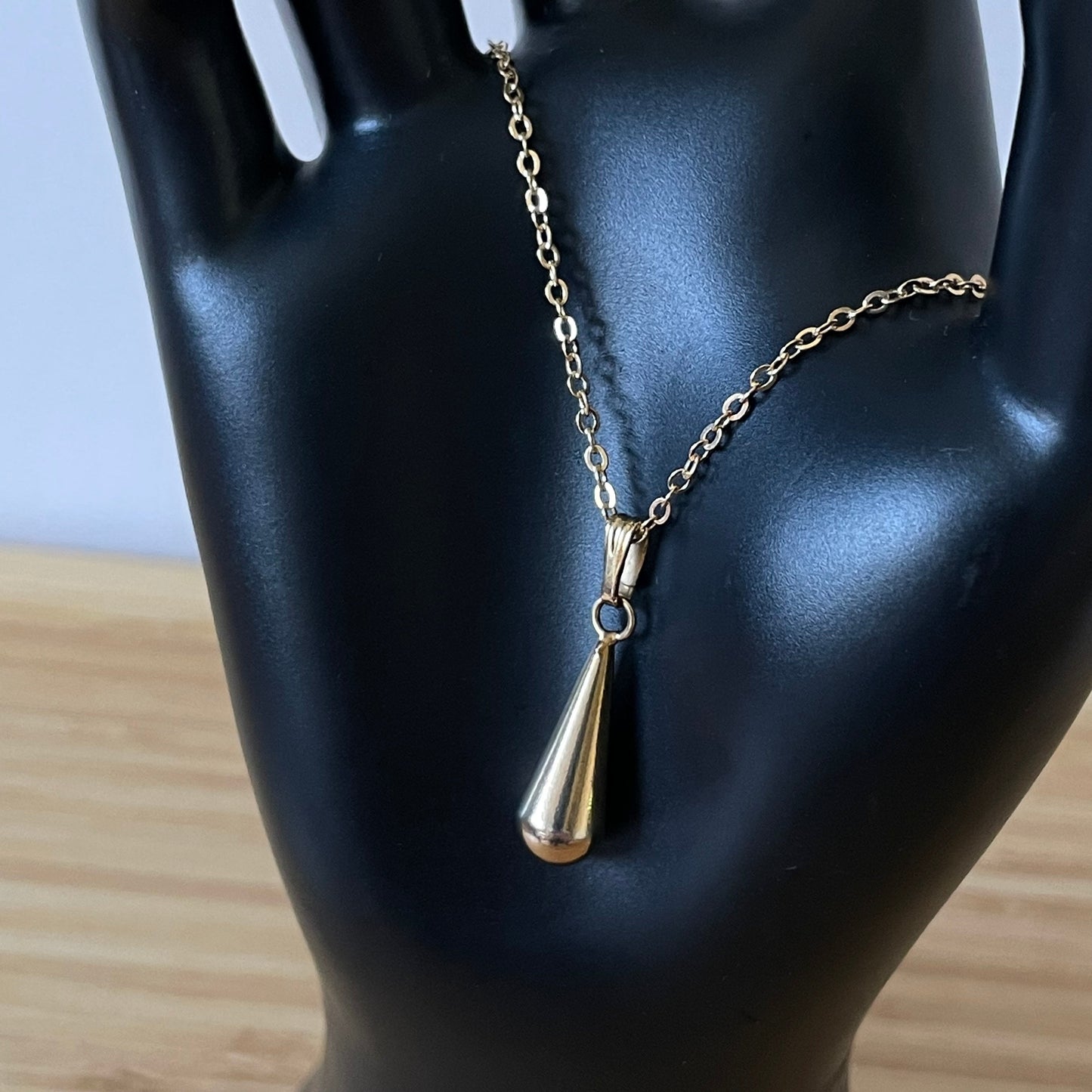 Necklace Vintage Teardrop Gold Tone Pendant Necklace. With Gold Plated Chain.