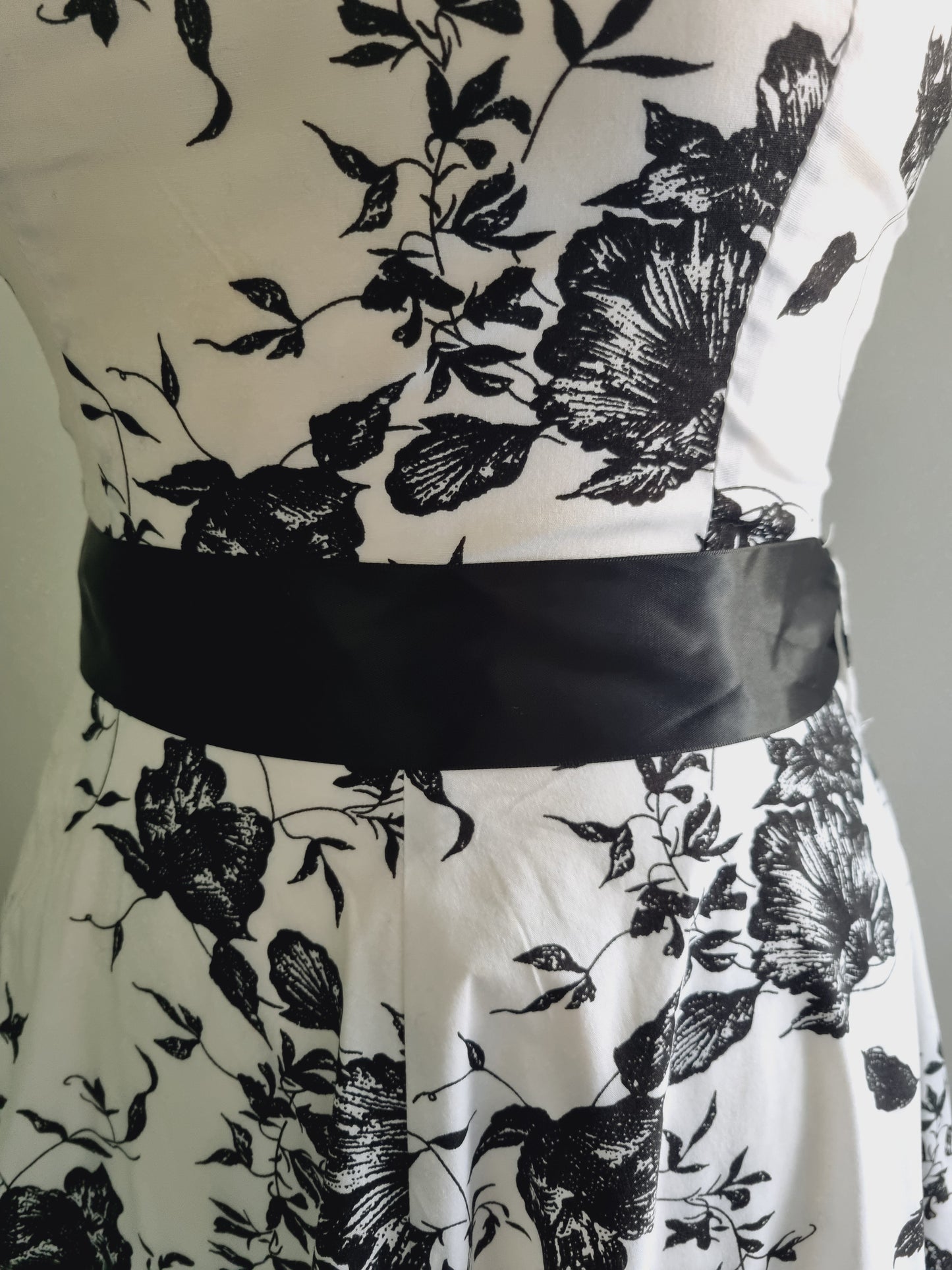 H&R Monochrome Halterneck Midi Summer Dress (UK6)