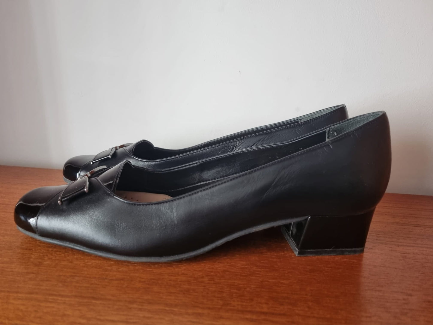 Vintage Van Dal Black Leather Heeled Shoes with Bow Detail. Made in England. (UK Size 6)