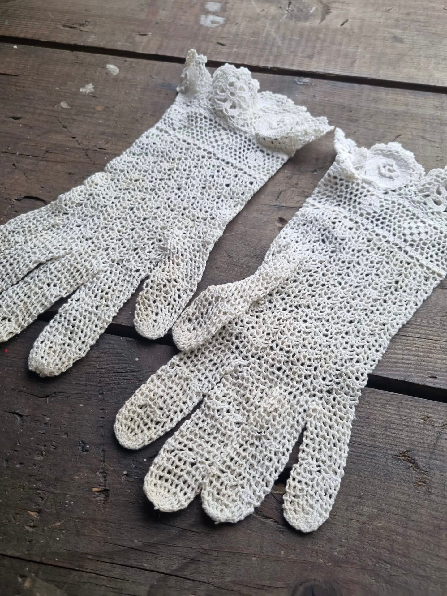 Vintage White Intricate Handmade Scallop Crochet Lace Gloves. Bridal, Wedding Accessories. Size 5.5