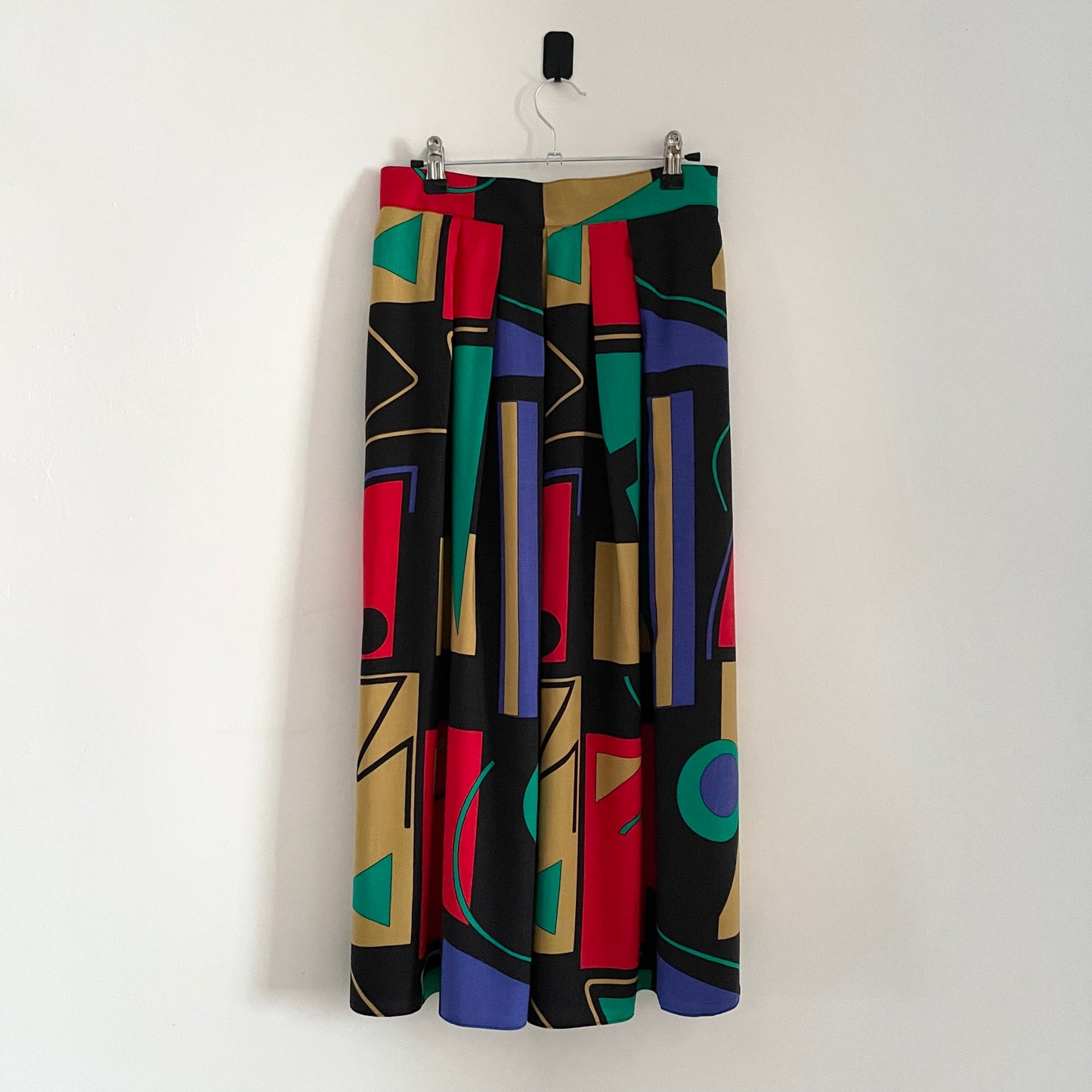 Vintage Fashion Extra Abstract Shapes Black and Red Elasticated Midi Skirt