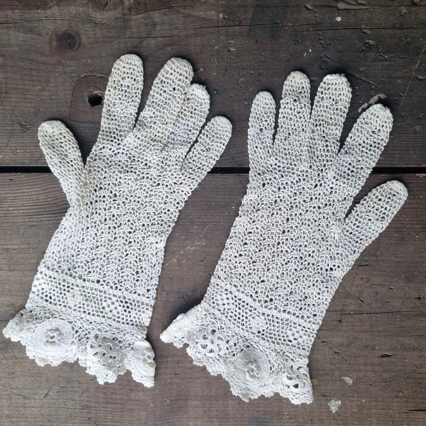 Vintage White Intricate Handmade Scallop Crochet Lace Gloves. Bridal, Wedding Accessories. Size 5.5