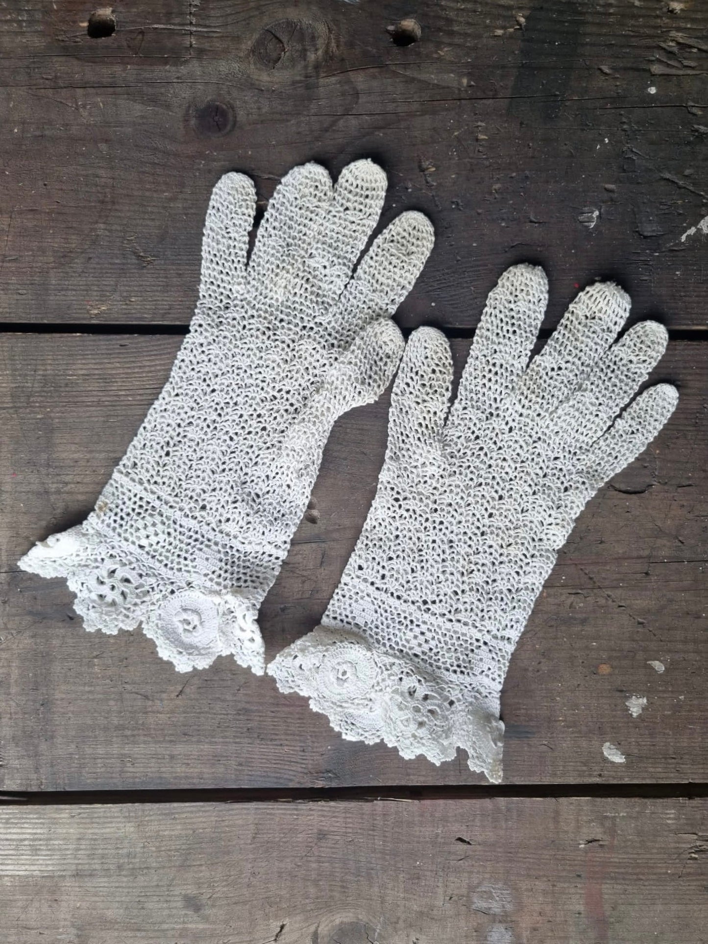 Vintage White Intricate Handmade Scallop Crochet Lace Gloves. Bridal, Wedding Accessories. Size 5.5