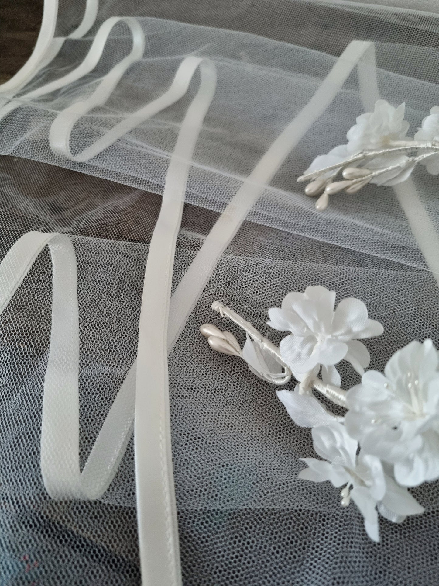 Vintage White Floral Headband Ribbon Hem Veil