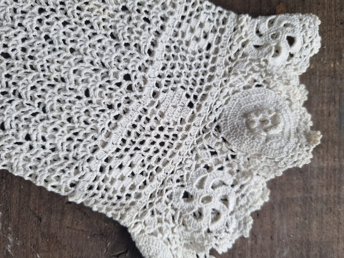 Vintage White Intricate Handmade Scallop Crochet Lace Gloves. Bridal, Wedding Accessories. Size 5.5