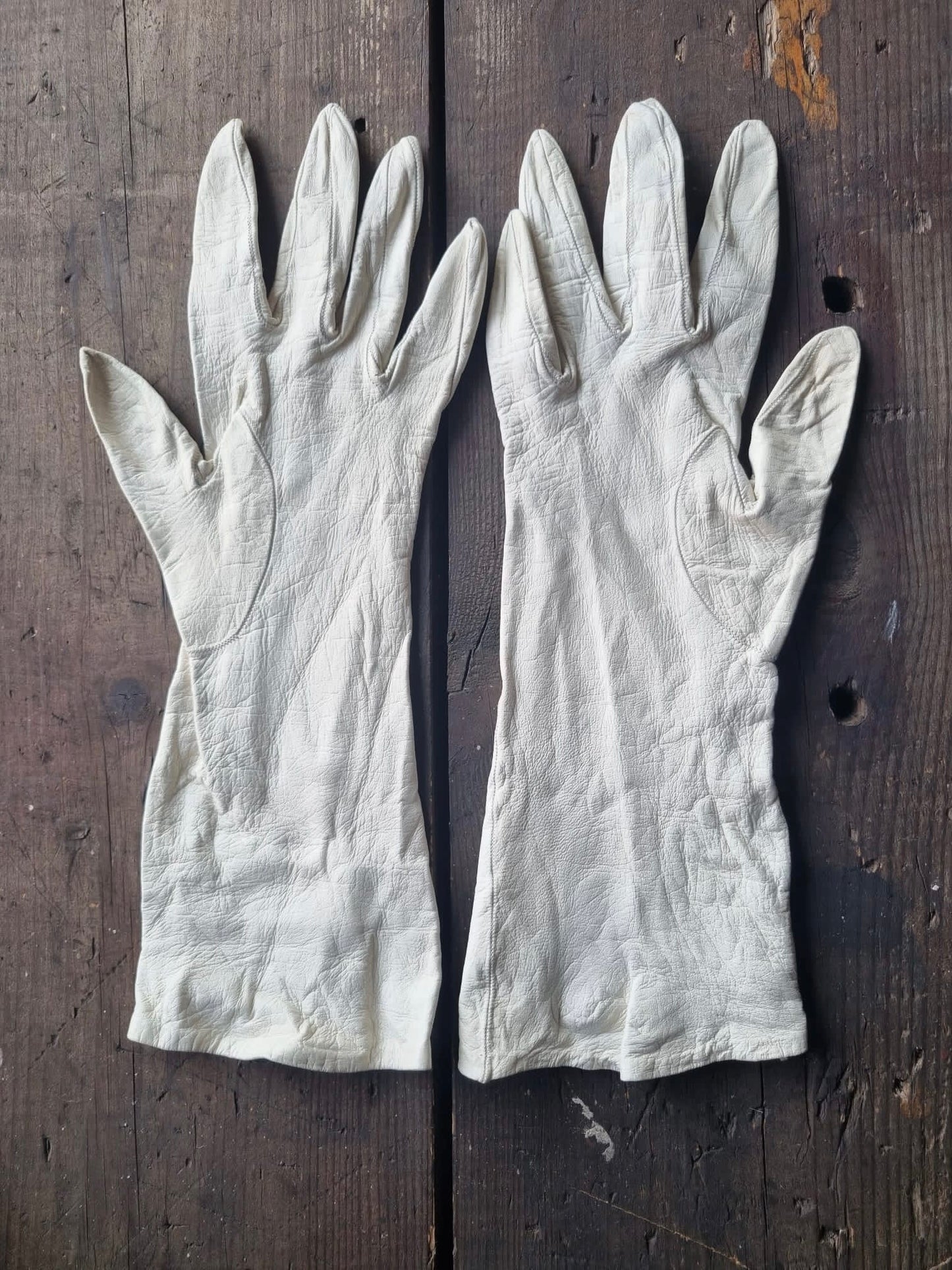 Vintage White Leather Long Gloves with Stitched Detailing. Vintage Accessories. Size 6