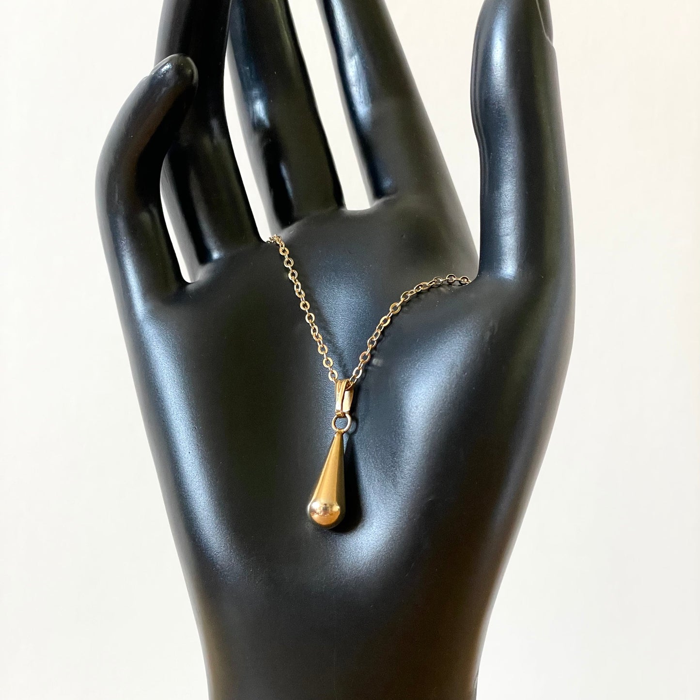 Necklace Vintage Teardrop Gold Tone Pendant Necklace. With Gold Plated Chain.