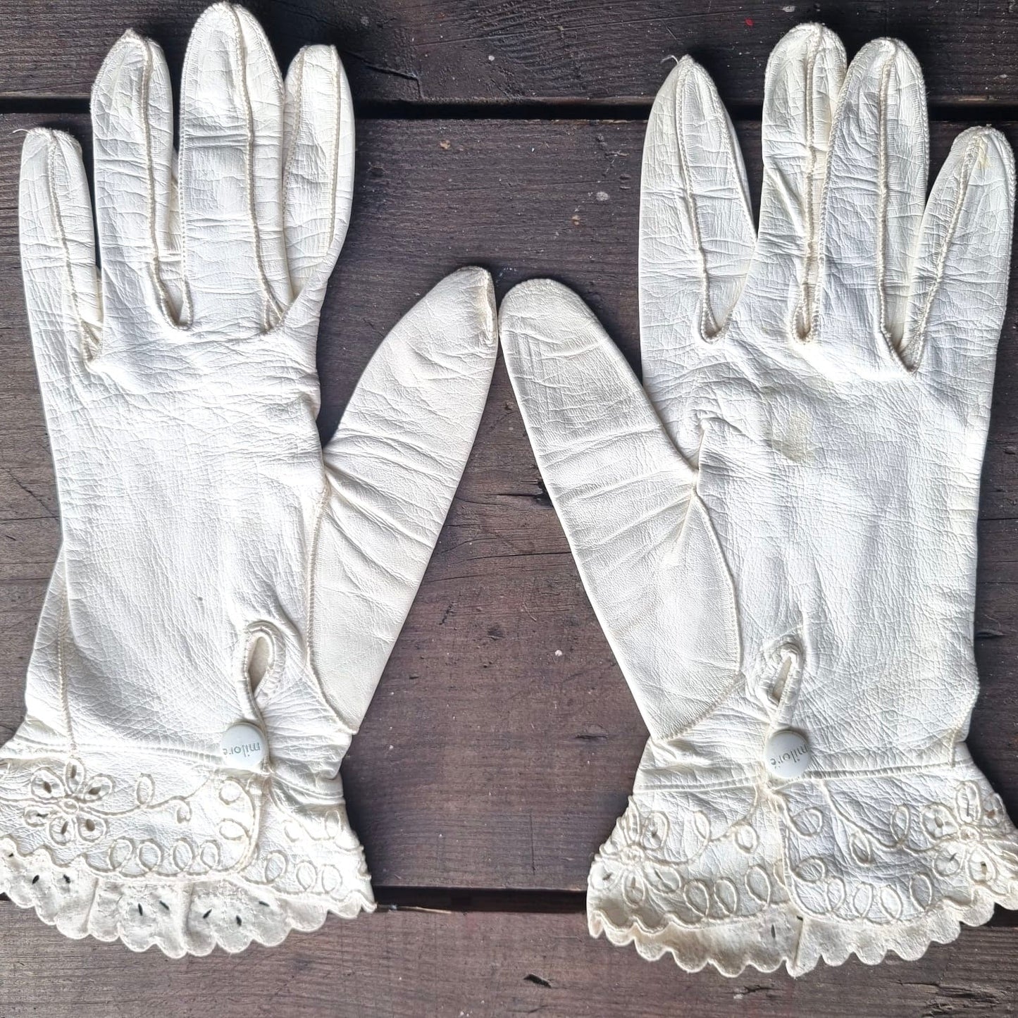 Vintage Short White Floral Cut Out Leather Gloves by Milare. Size 7