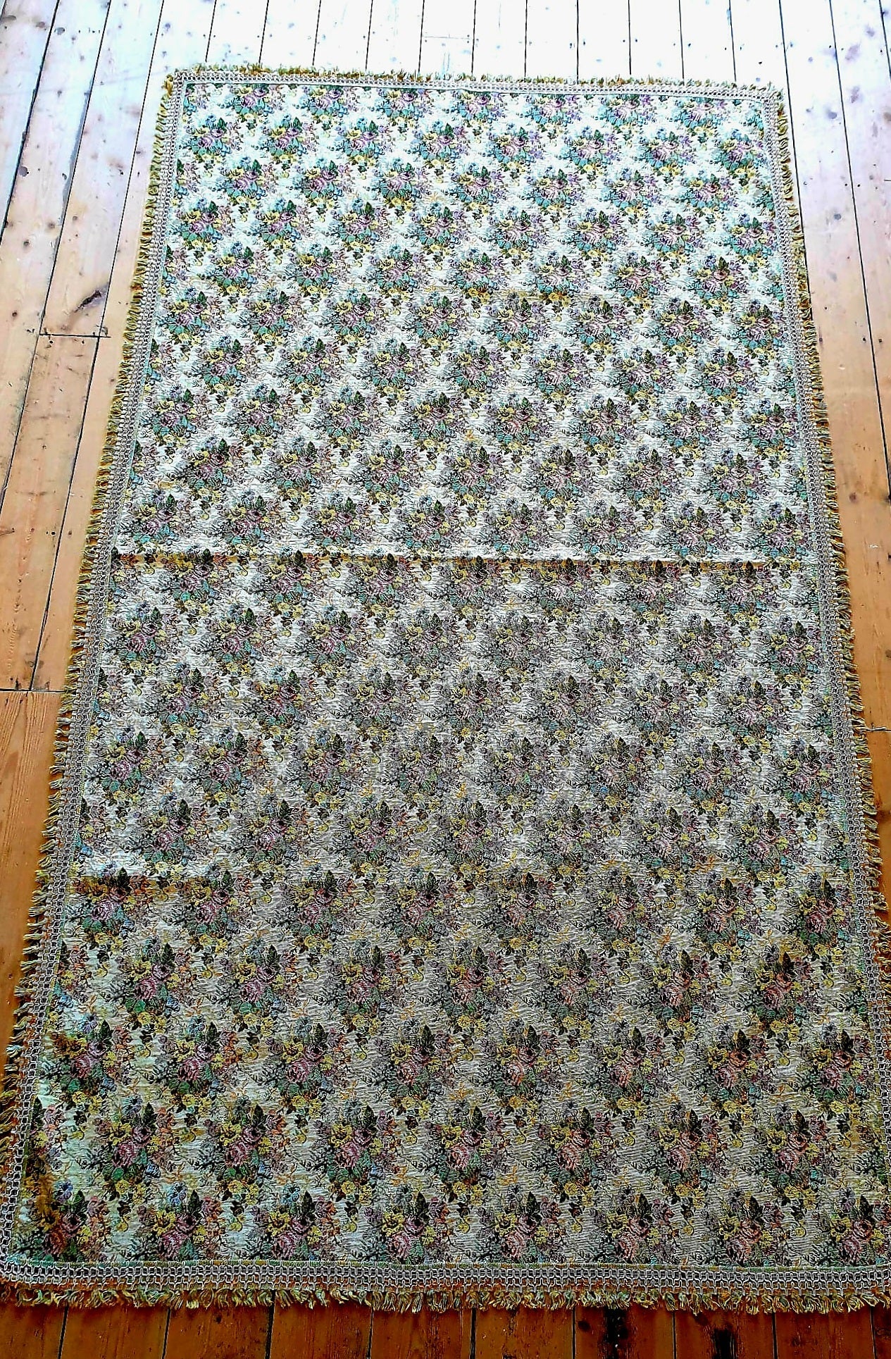 Vintage Rose Tassled Throw 