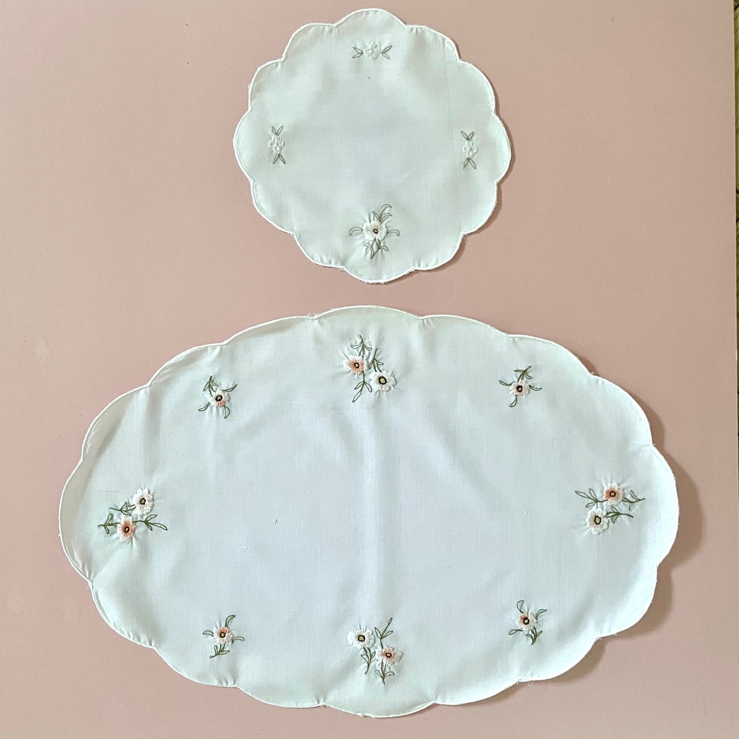 Vintage Two Piece White with Pink Embroidered Flowers Scallop Edge Dressing Table Set - Linen, Haberdashery, Craft, Antique, Embroidered