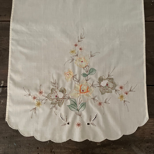 Vintage Hand Embroidered Daffodil Floral Antimaccasser Cloth