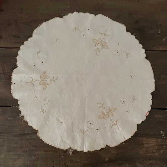 Vintage Circular White and Beige Cutout Placemat Tablecloth