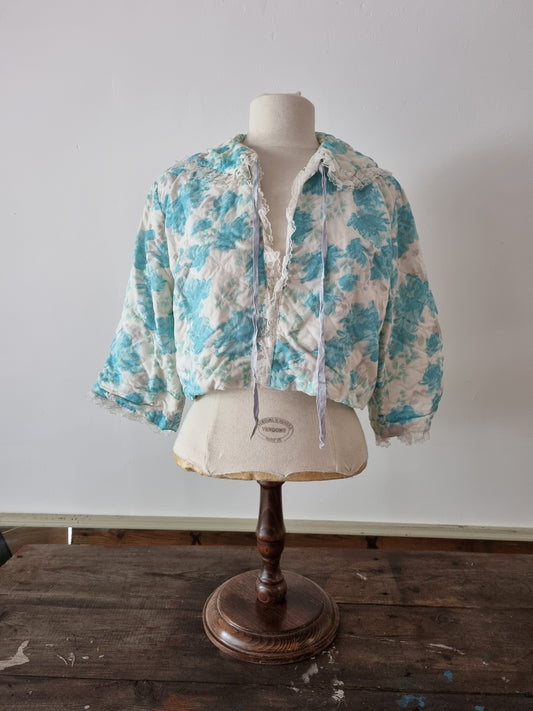 1950s Vintage Baby Blue Melodee Model Crop Quilted Bed Jacket. Floral, Lace Collar House Coat