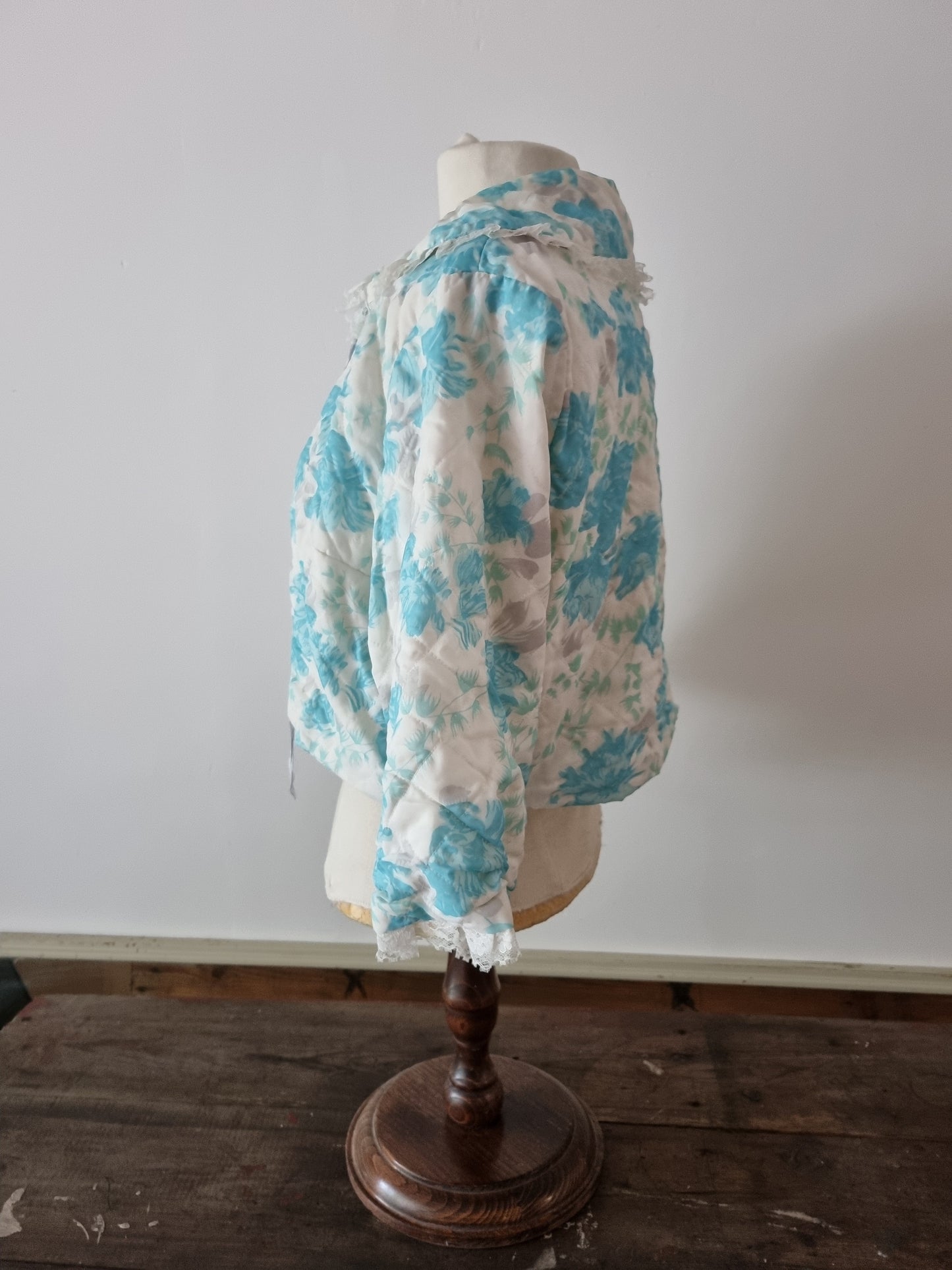 1950s Vintage Baby Blue Melodee Model Crop Quilted Bed Jacket. Floral, Lace Collar House Coat