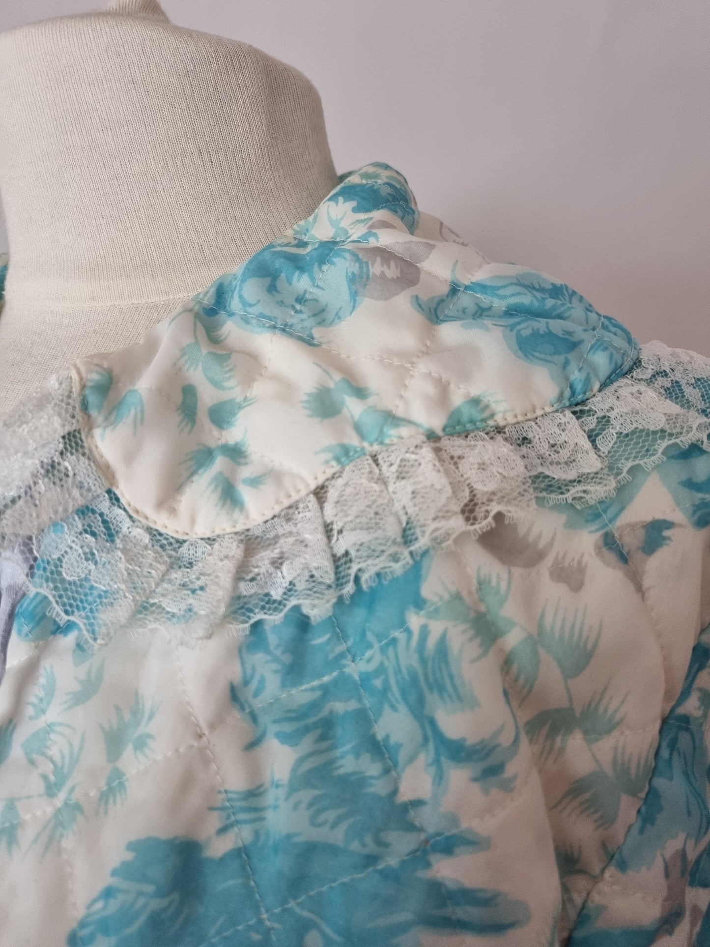 1950s Vintage Baby Blue Melodee Model Crop Quilted Bed Jacket. Floral, Lace Collar House Coat