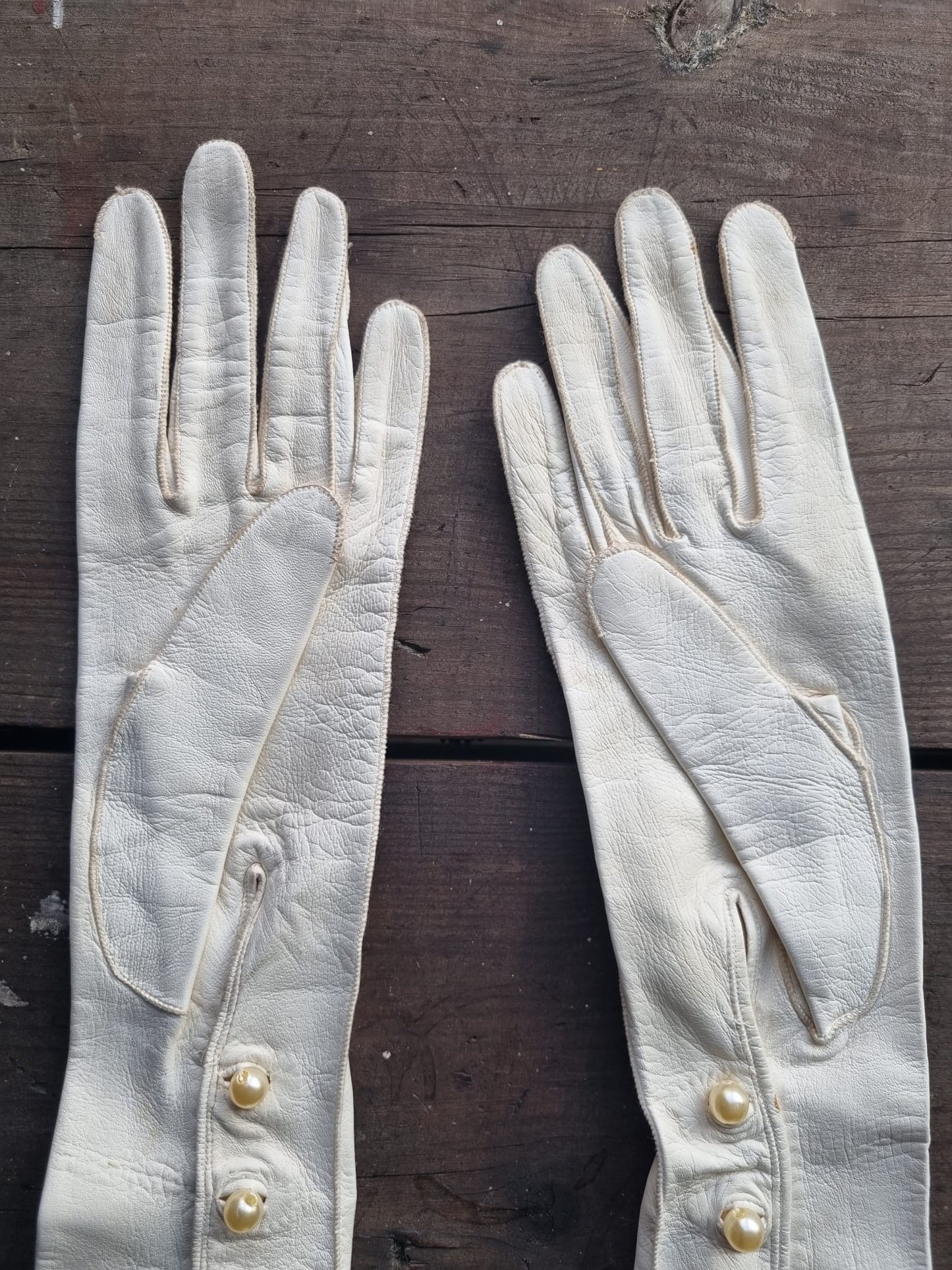 Vintage Very Long White Leather Gloves With Pearlised Button Detail. Vintage Wedding Accessories. Size 6