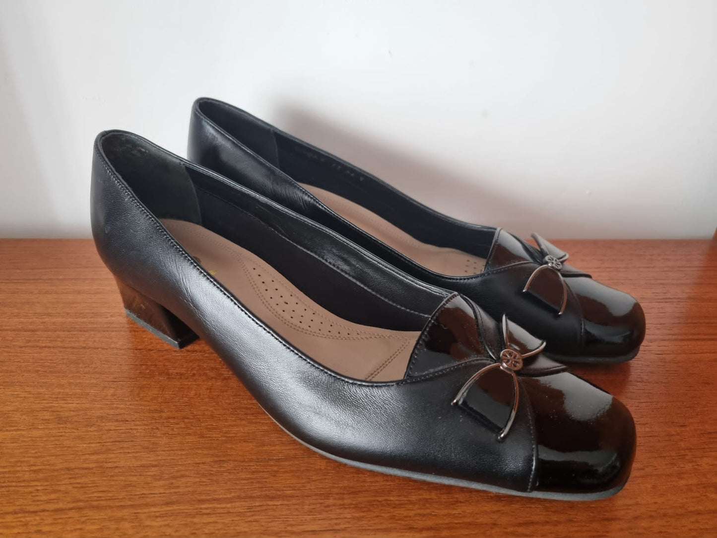 Vintage Van Dal Black Leather Heeled Shoes with Bow Detail. Made in England. (UK Size 6)