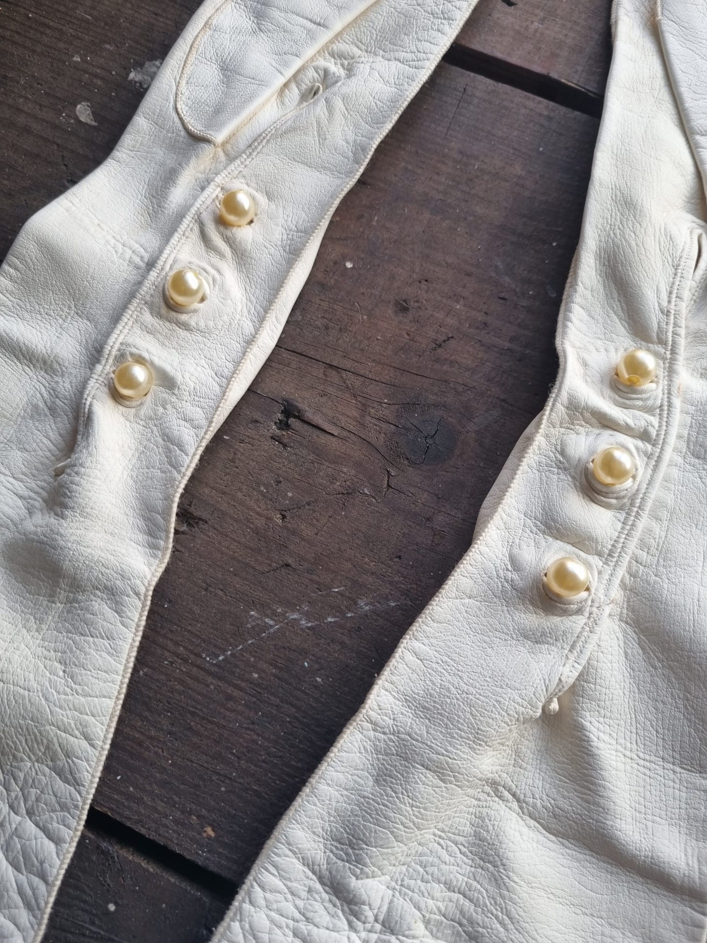 Vintage Very Long White Leather Gloves With Pearlised Button Detail. Vintage Wedding Accessories. Size 6