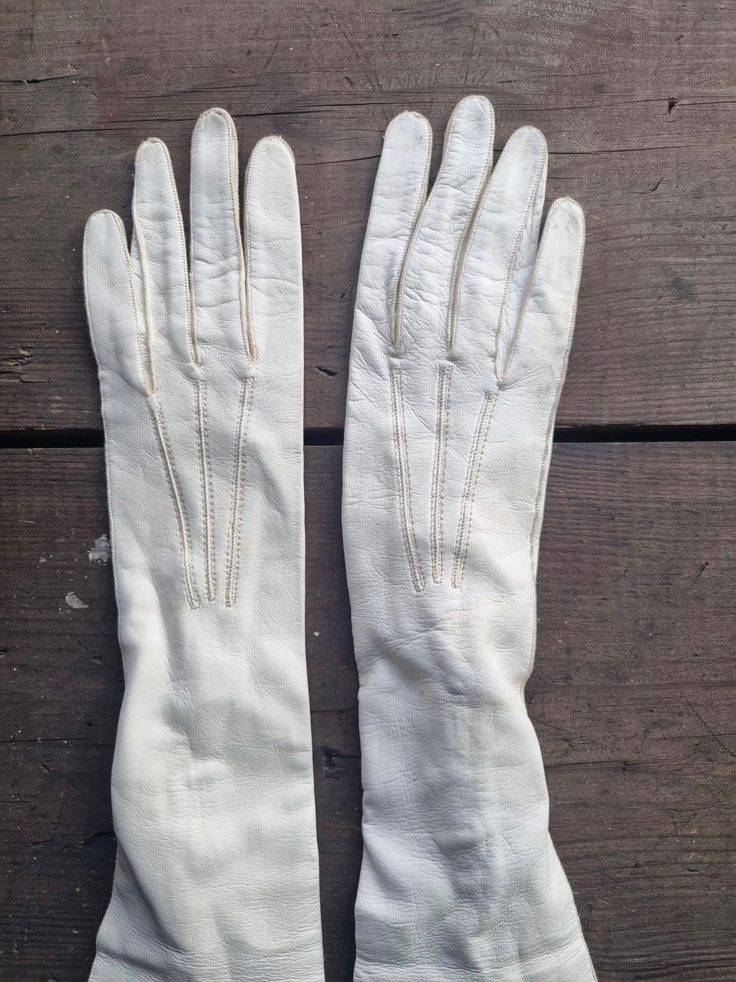 Vintage Very Long White Leather Gloves With Pearlised Button Detail. Vintage Wedding Accessories. Size 6