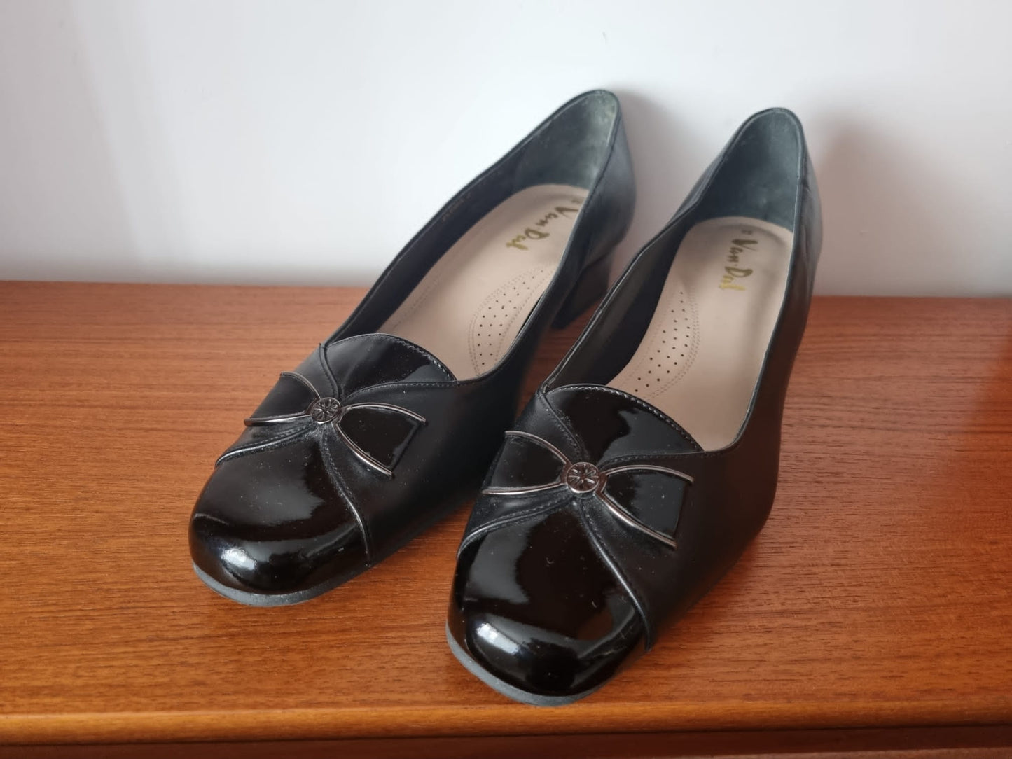 Vintage Van Dal Black Leather Heeled Shoes with Bow Detail. Made in England. (UK Size 6)