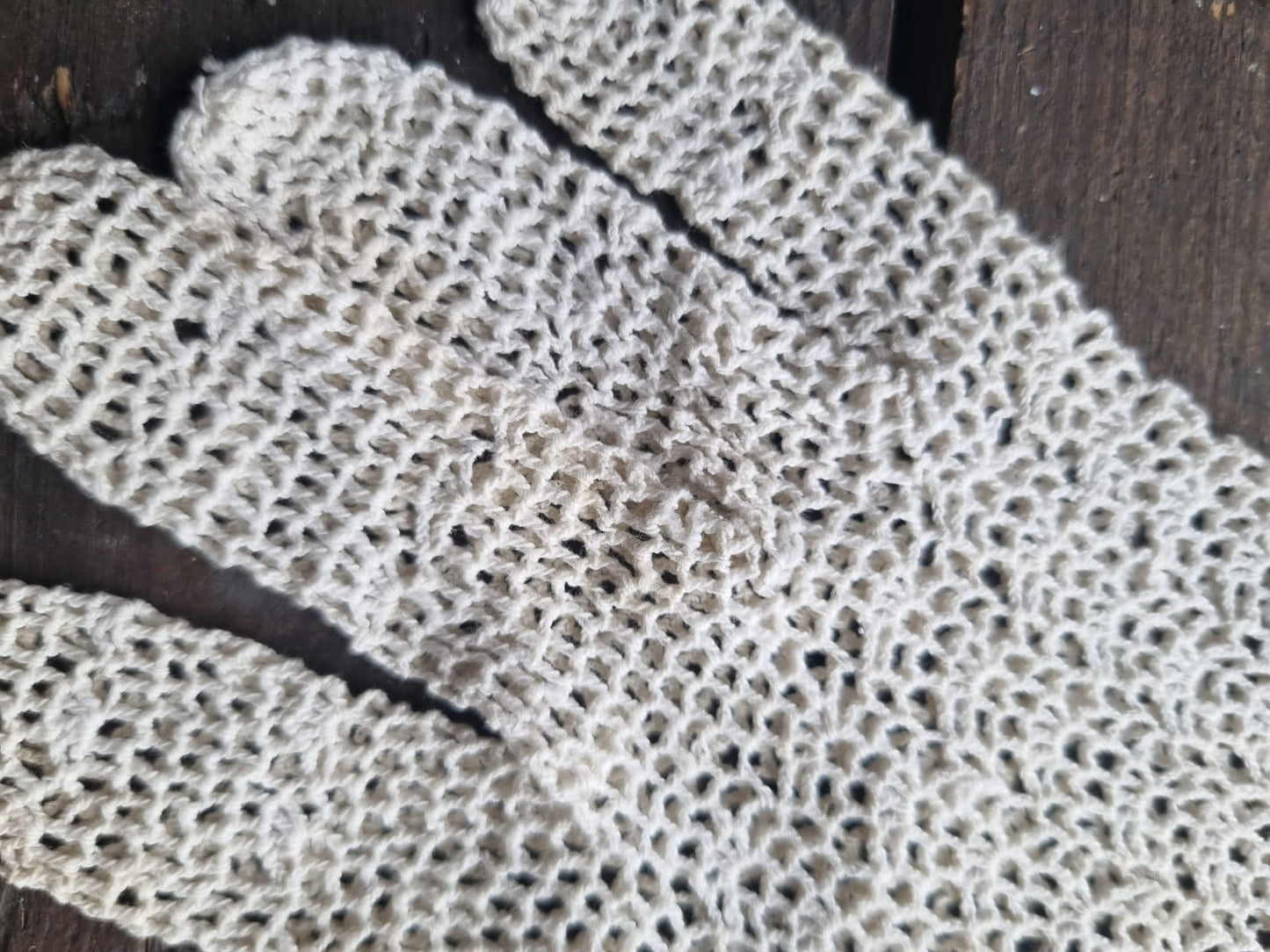 Vintage White Intricate Handmade Scallop Crochet Lace Gloves. Bridal, Wedding Accessories. Size 5.5